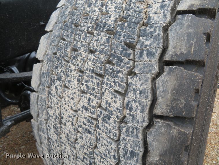 image for item FP9325 1999 International 9200  semi truck