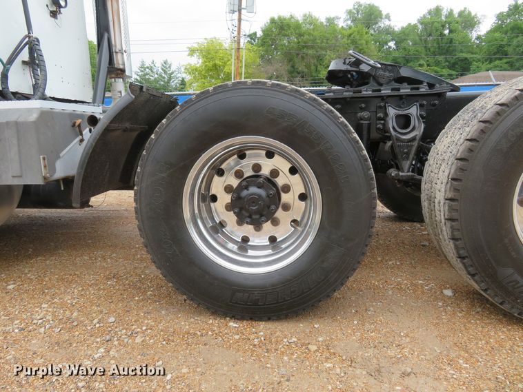 image for item FP9325 1999 International 9200  semi truck