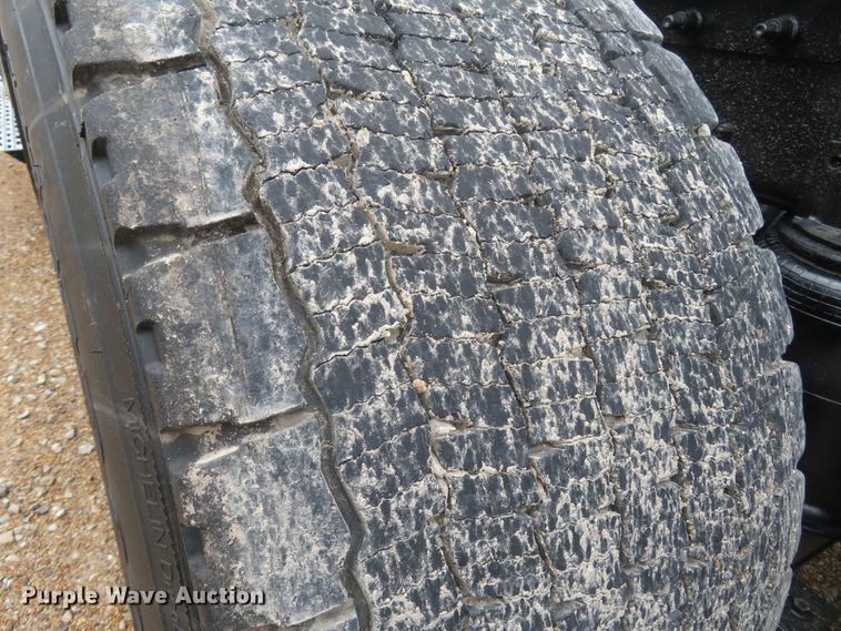 image for item FP9325 1999 International 9200  semi truck