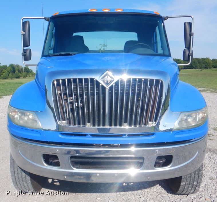 image for item HT9334 2005 International 4400  semi truck