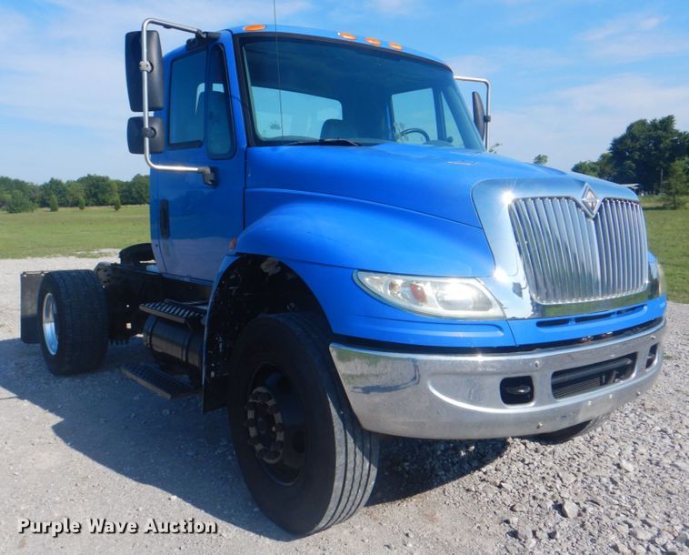 image for item HT9334 2005 International 4400  semi truck