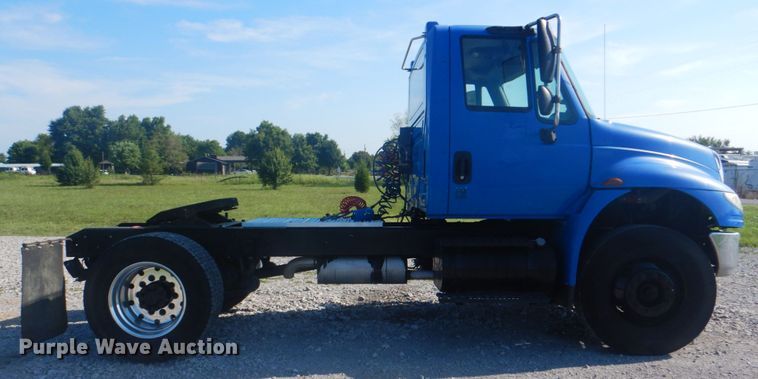 image for item HT9334 2005 International 4400  semi truck