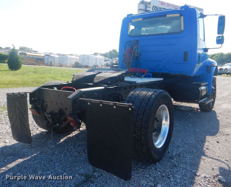 image for item HT9334 2005 International 4400  semi truck