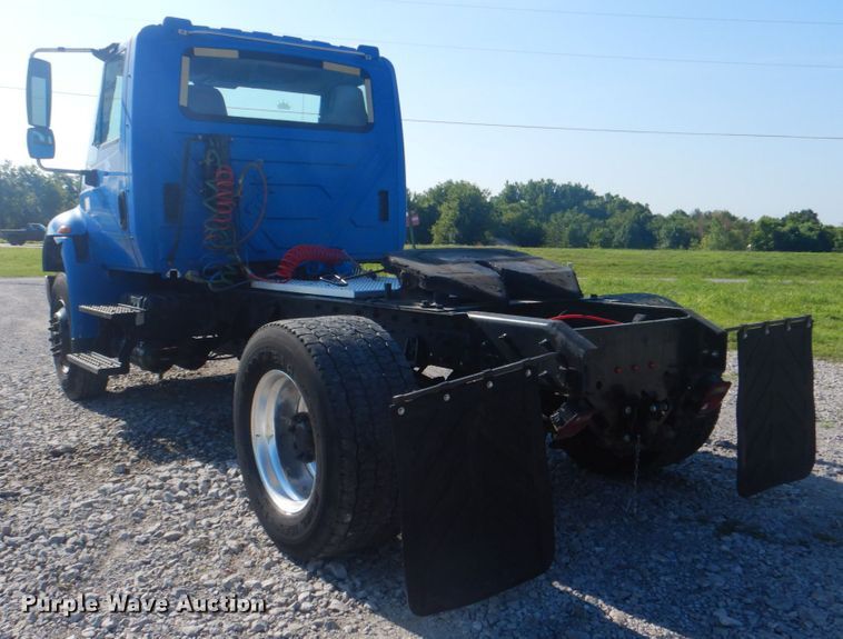 image for item HT9334 2005 International 4400  semi truck