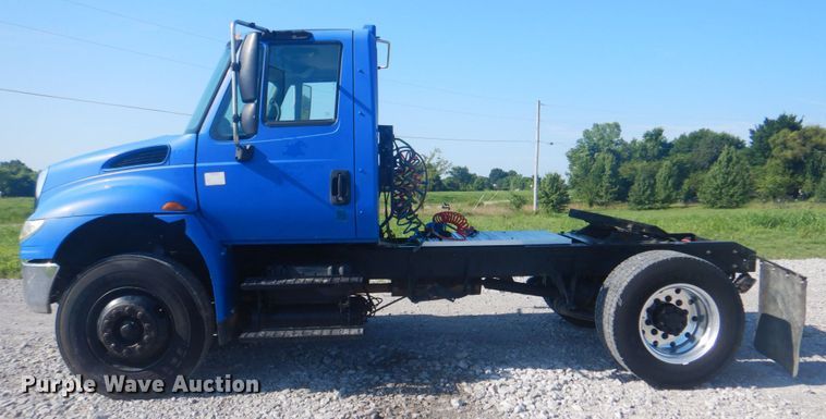 image for item HT9334 2005 International 4400  semi truck