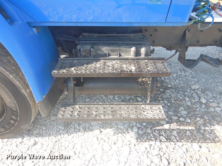 image for item HT9334 2005 International 4400  semi truck