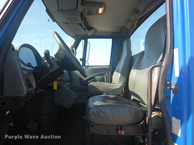 image for item HT9334 2005 International 4400  semi truck