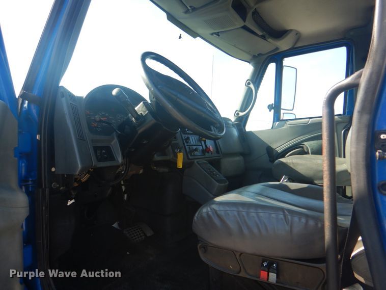 image for item HT9334 2005 International 4400  semi truck