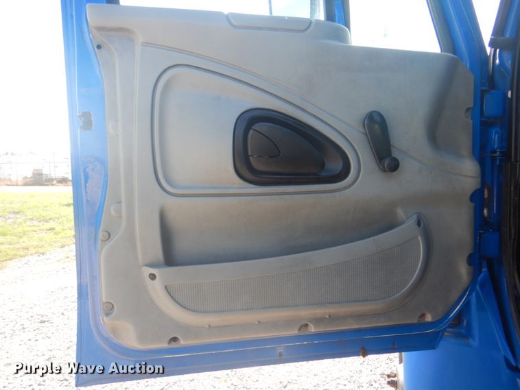 image for item HT9334 2005 International 4400  semi truck