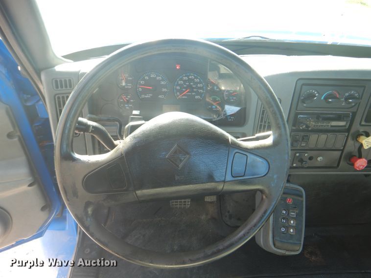 image for item HT9334 2005 International 4400  semi truck