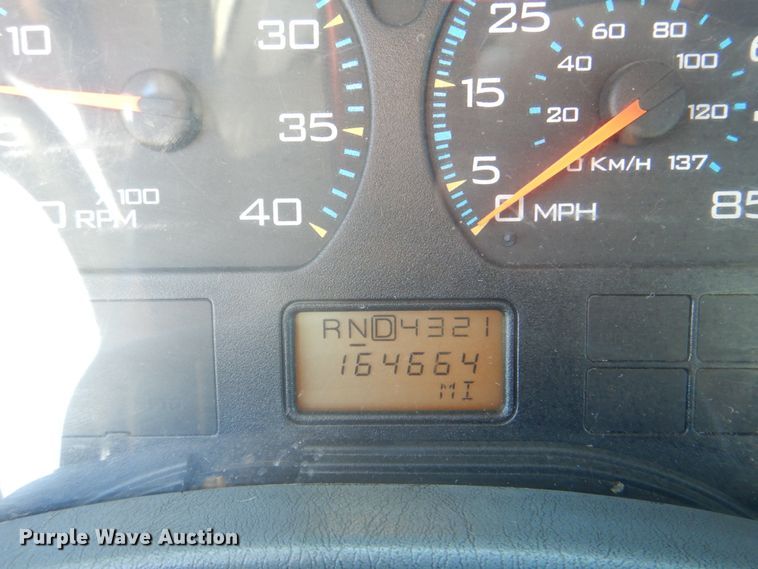 image for item HT9334 2005 International 4400  semi truck