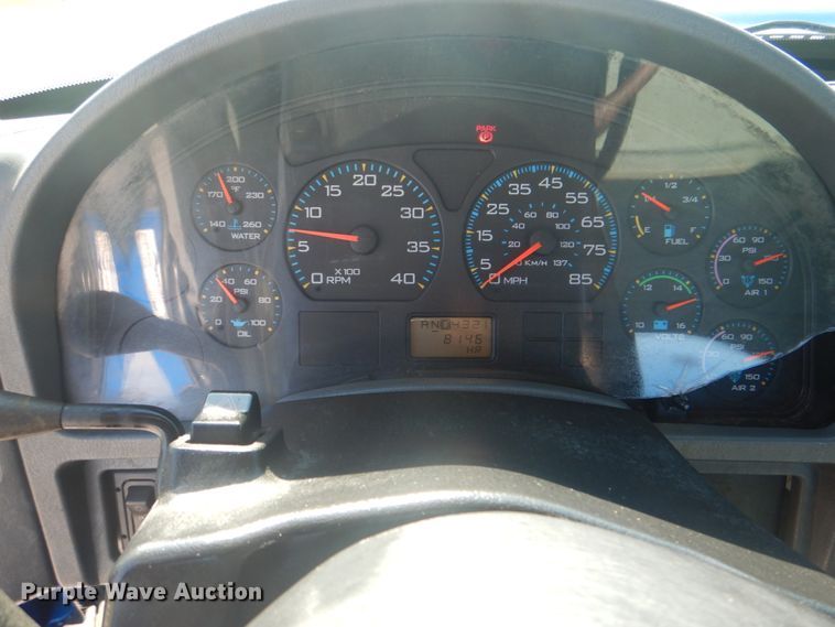 image for item HT9334 2005 International 4400  semi truck