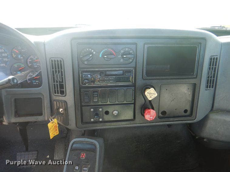 image for item HT9334 2005 International 4400  semi truck