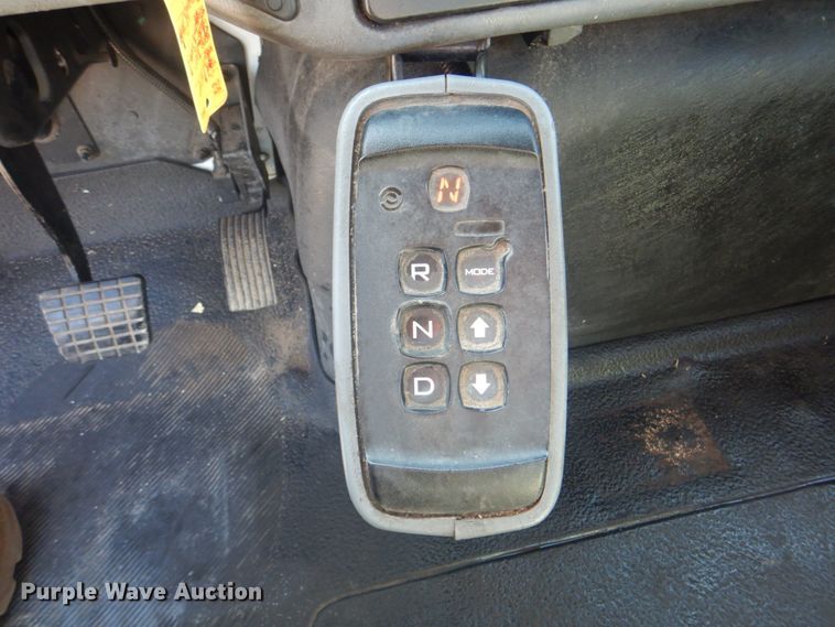 image for item HT9334 2005 International 4400  semi truck