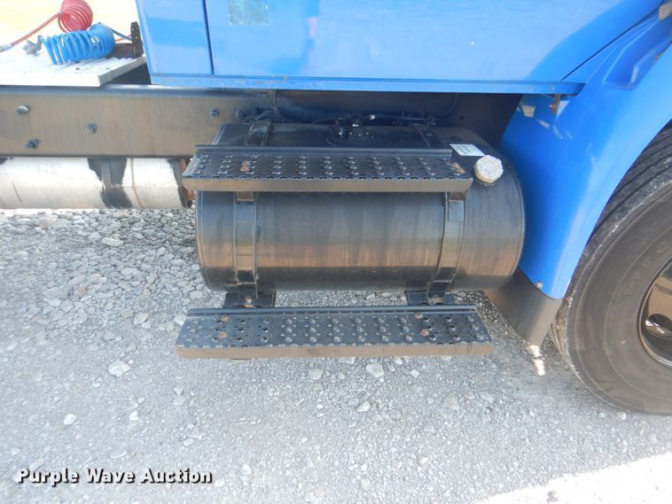 image for item HT9334 2005 International 4400  semi truck