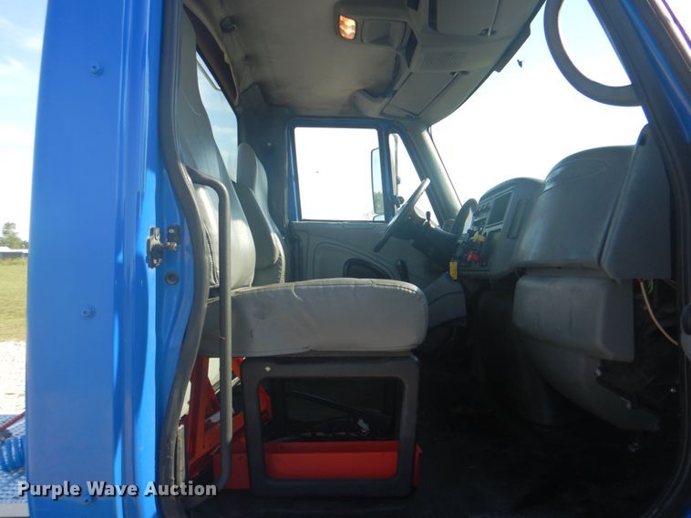 image for item HT9334 2005 International 4400  semi truck