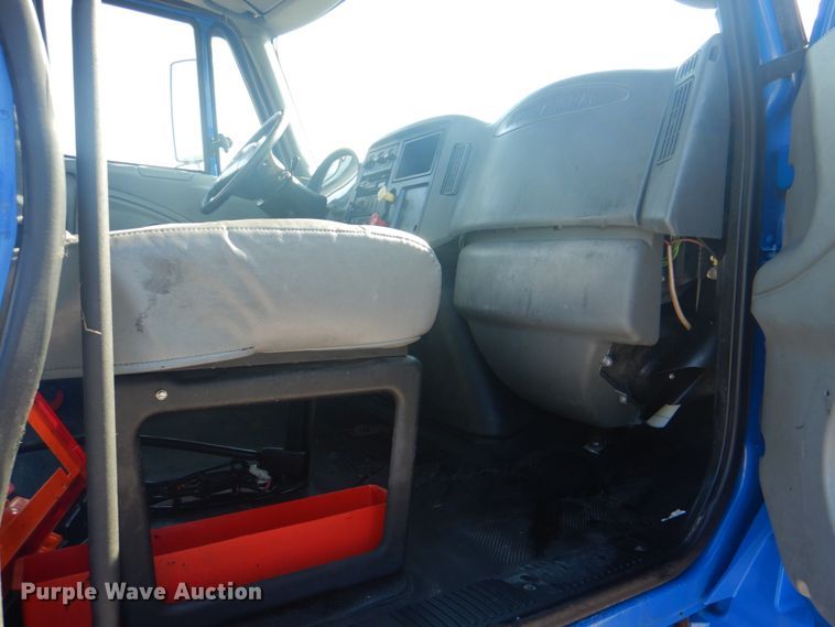 image for item HT9334 2005 International 4400  semi truck