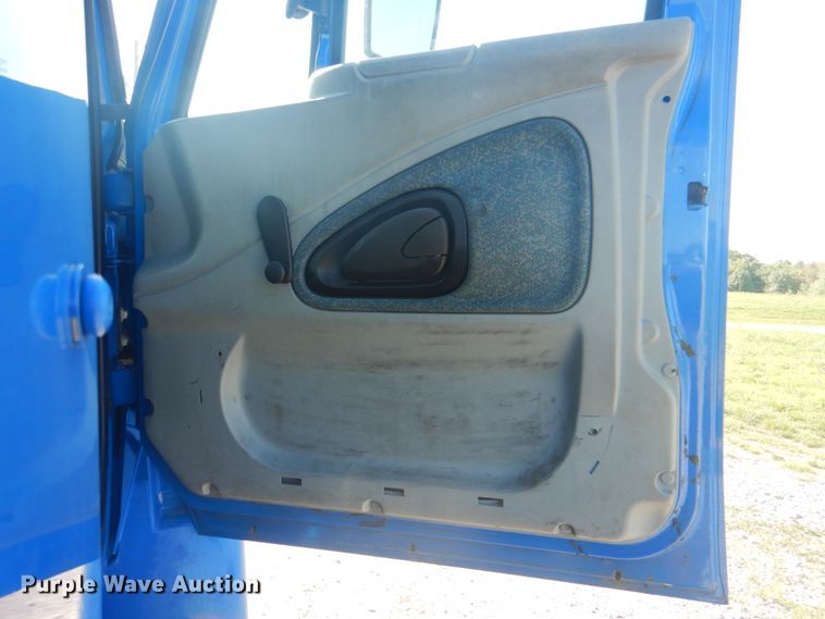 image for item HT9334 2005 International 4400  semi truck