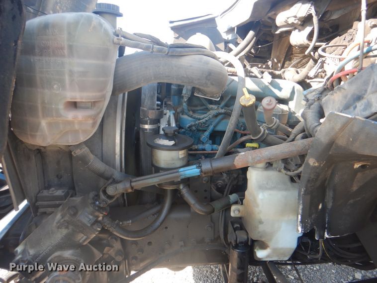 image for item HT9334 2005 International 4400  semi truck