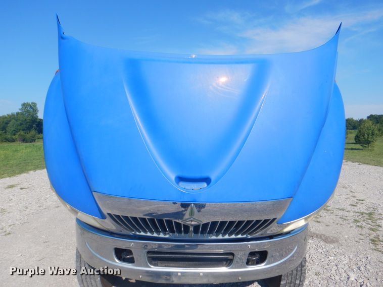 image for item HT9334 2005 International 4400  semi truck