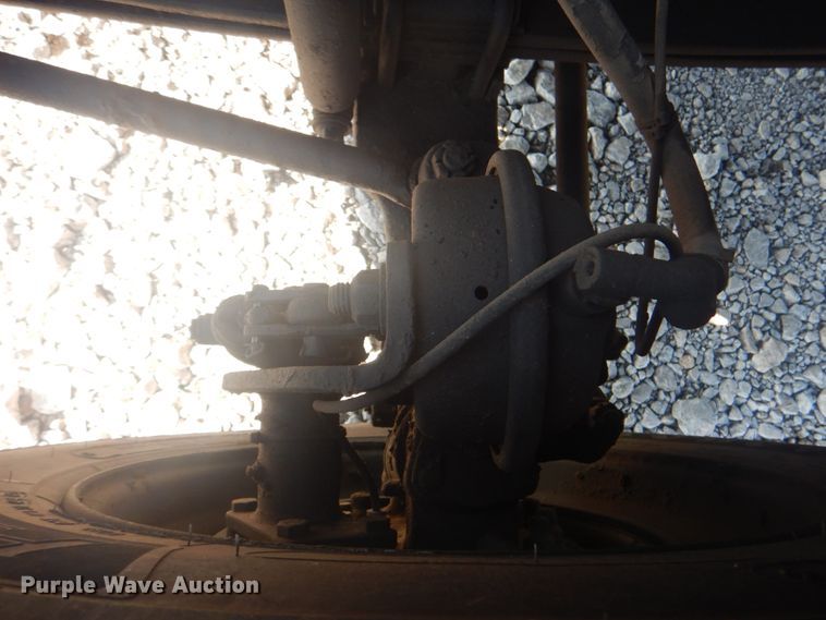 image for item HT9334 2005 International 4400  semi truck