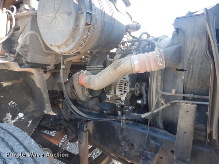 image for item HT9334 2005 International 4400  semi truck