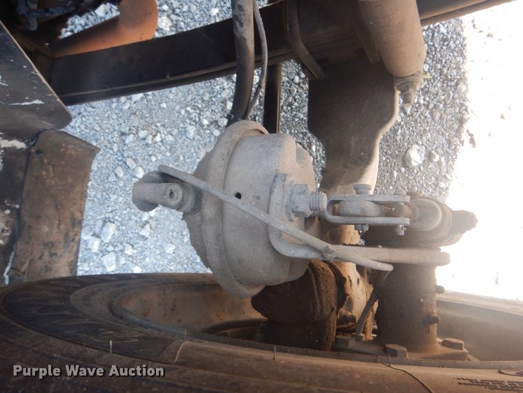 image for item HT9334 2005 International 4400  semi truck