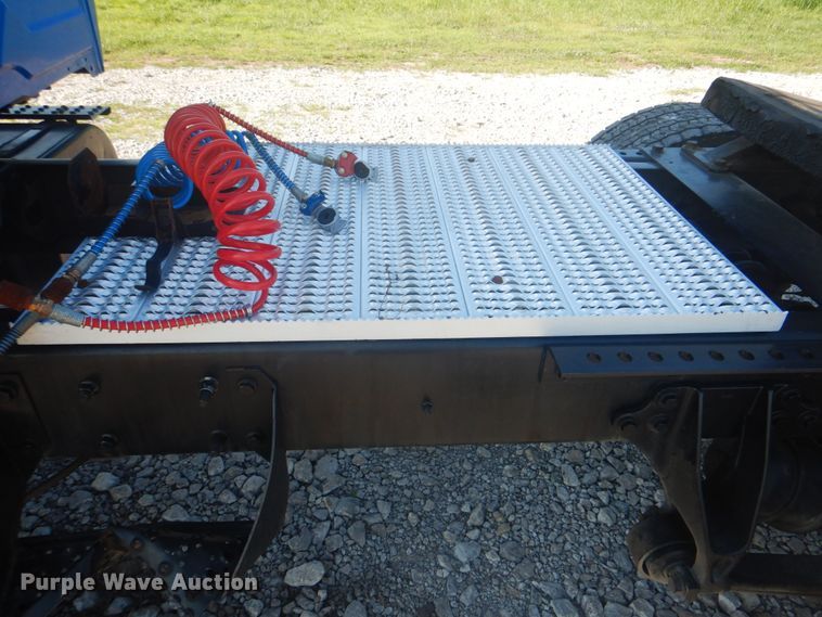 image for item HT9334 2005 International 4400  semi truck