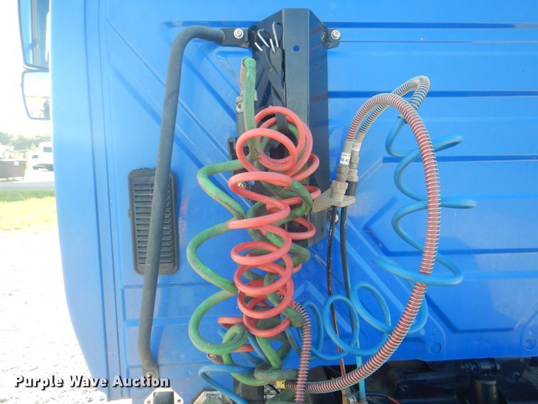 image for item HT9334 2005 International 4400  semi truck