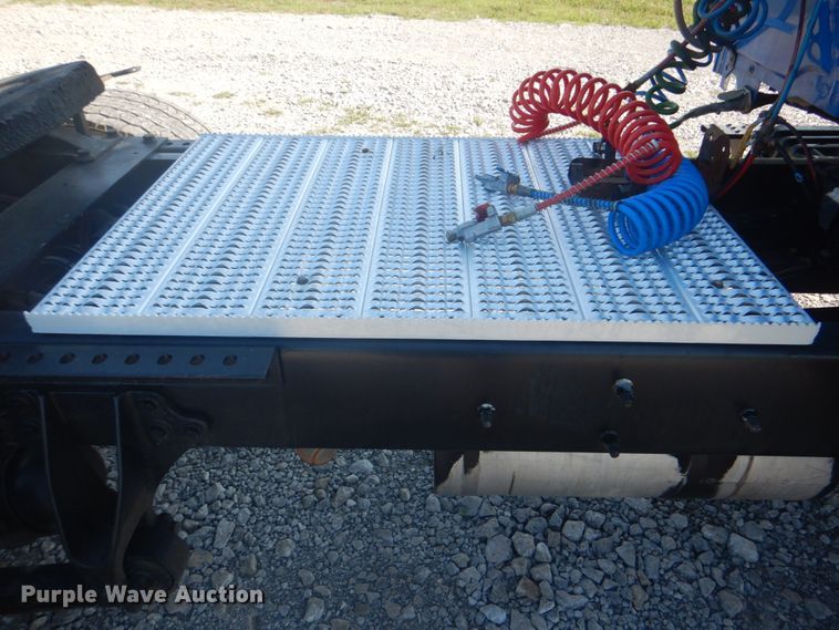 image for item HT9334 2005 International 4400  semi truck