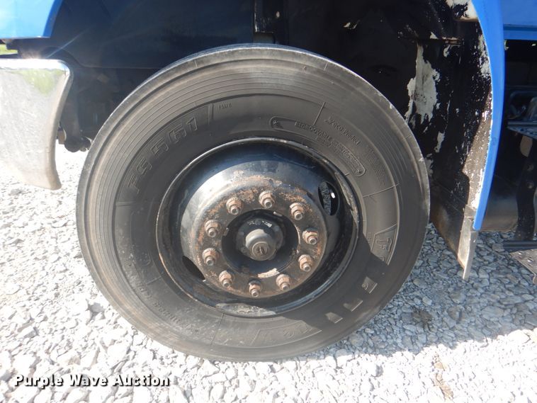 image for item HT9334 2005 International 4400  semi truck