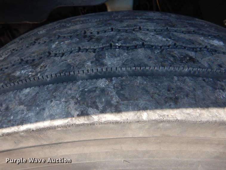 image for item HT9334 2005 International 4400  semi truck