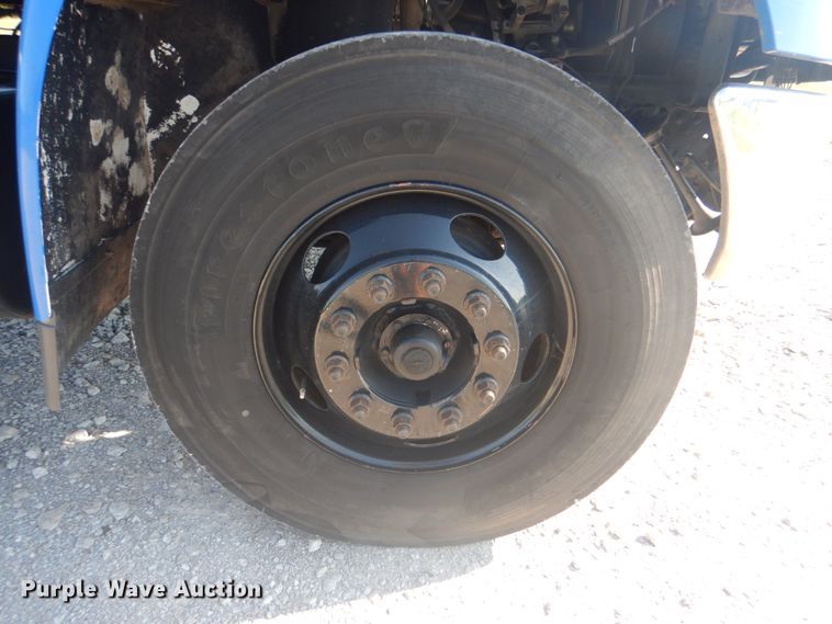 image for item HT9334 2005 International 4400  semi truck