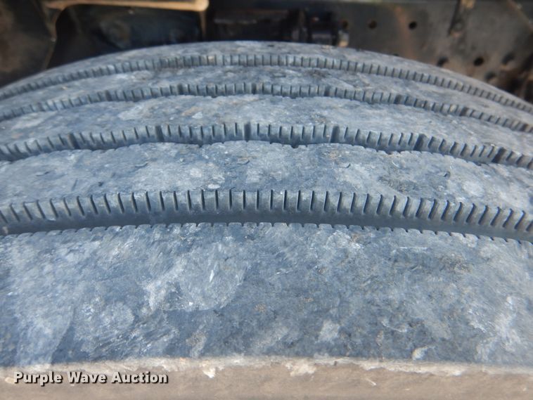 image for item HT9334 2005 International 4400  semi truck