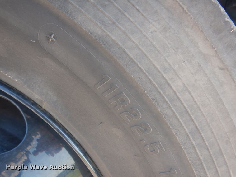 image for item HT9334 2005 International 4400  semi truck