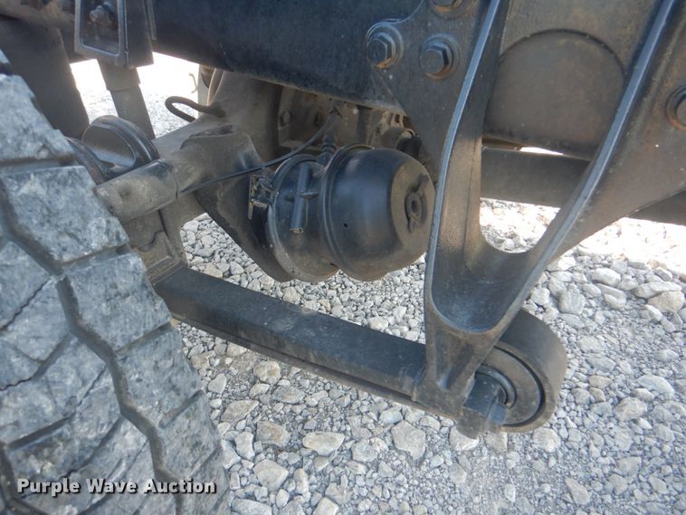 image for item HT9334 2005 International 4400  semi truck