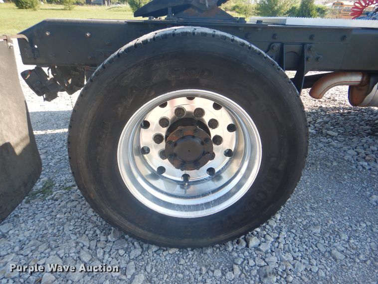 image for item HT9334 2005 International 4400  semi truck