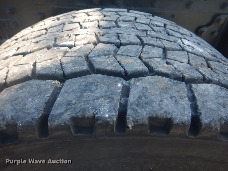 image for item HT9334 2005 International 4400  semi truck