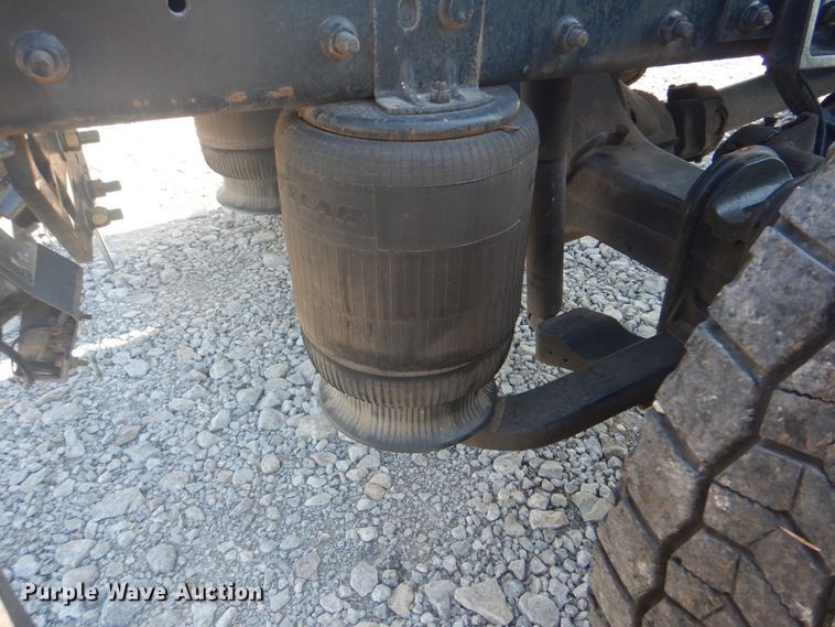 image for item HT9334 2005 International 4400  semi truck