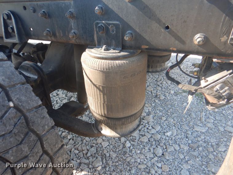 image for item HT9334 2005 International 4400  semi truck