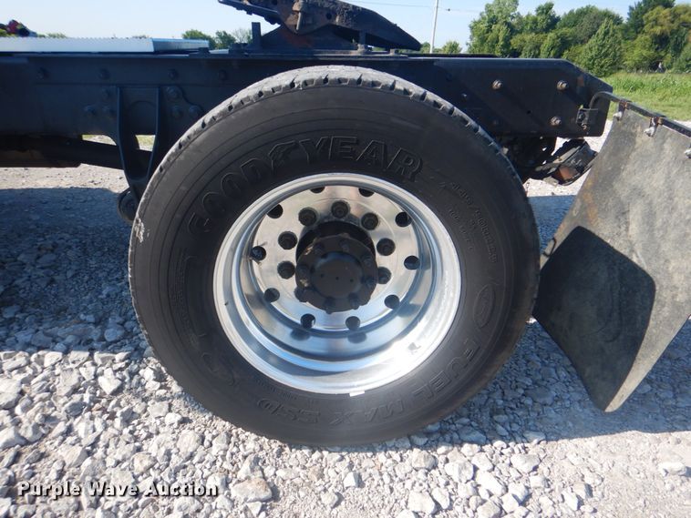 image for item HT9334 2005 International 4400  semi truck