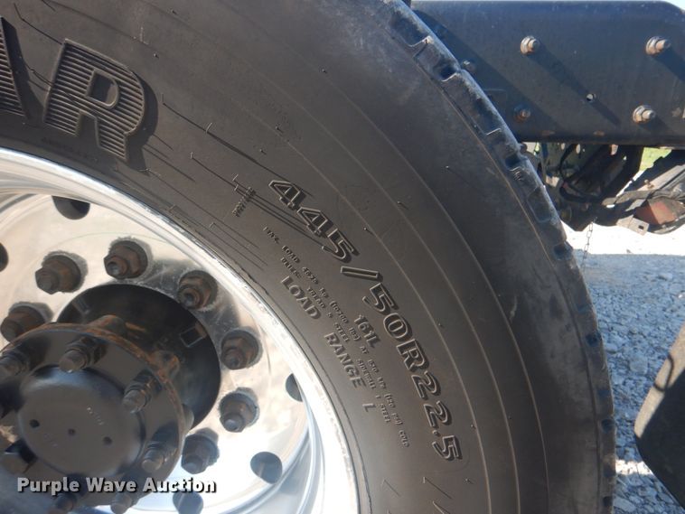 image for item HT9334 2005 International 4400  semi truck