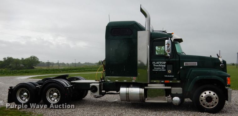 image for item II9564 2009 Mack CHU613  semi truck