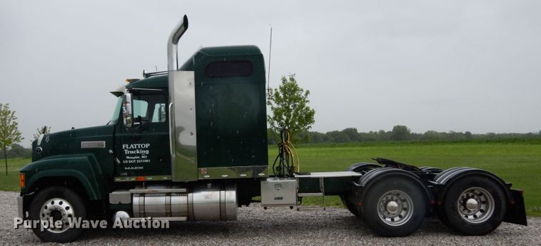 image for item II9564 2009 Mack CHU613  semi truck