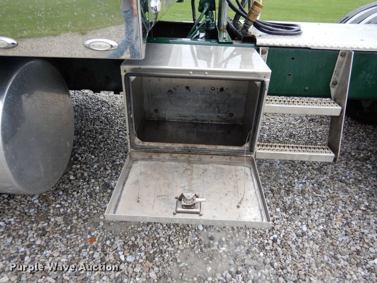 image for item II9564 2009 Mack CHU613  semi truck