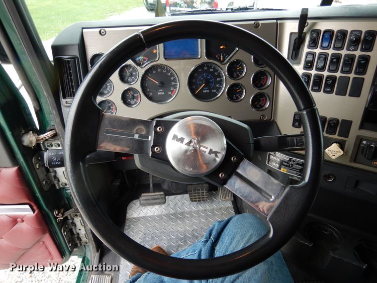 image for item II9564 2009 Mack CHU613  semi truck