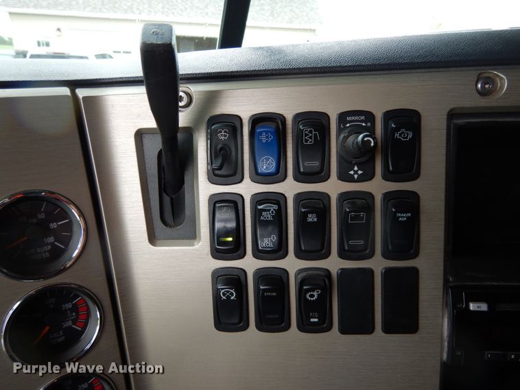 image for item II9564 2009 Mack CHU613  semi truck