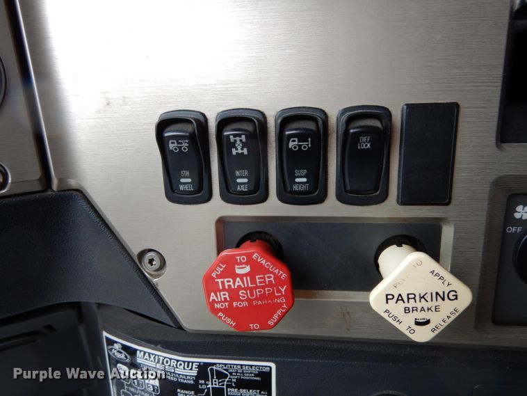 image for item II9564 2009 Mack CHU613  semi truck