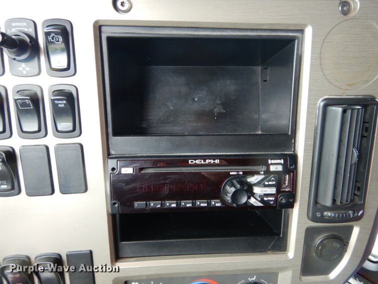 image for item II9564 2009 Mack CHU613  semi truck