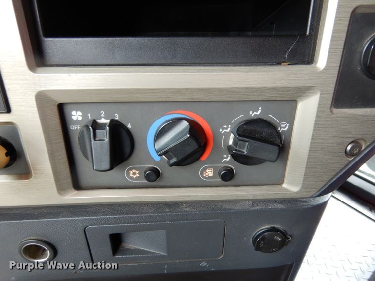 image for item II9564 2009 Mack CHU613  semi truck